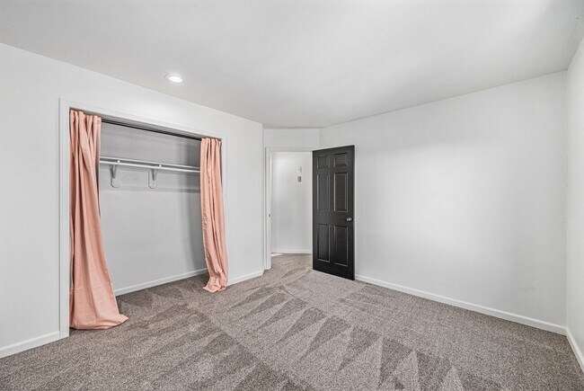 Building Photo - Renovated Lakefront 5 Bedroom Home with 2 Garages!