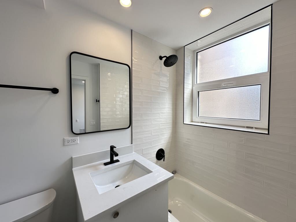 Building Photo - 941 W Carmen Ave