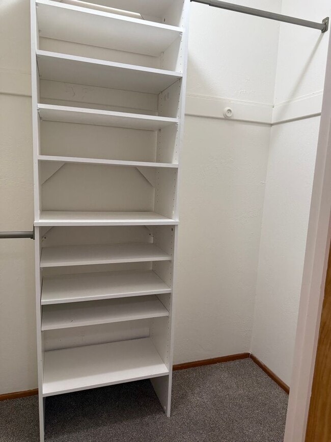 Building Photo - Spacious Waverly Park Home - Open House Fr...