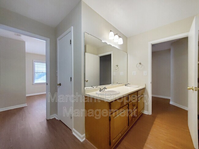 Building Photo - 504 University Ridge