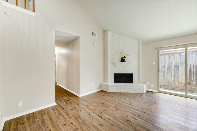 Building Photo - 5255 Beaverbrook Dr
