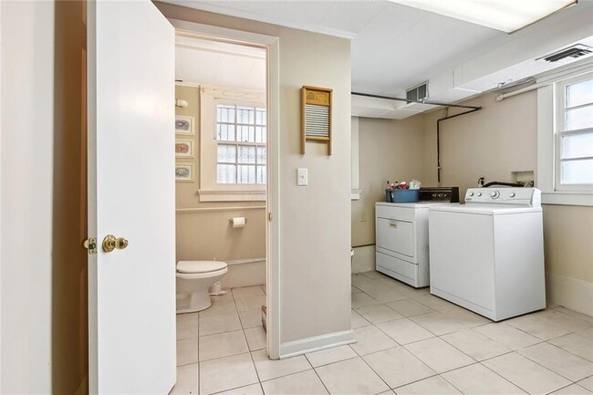 Building Photo - 30 Fontainebleau Dr