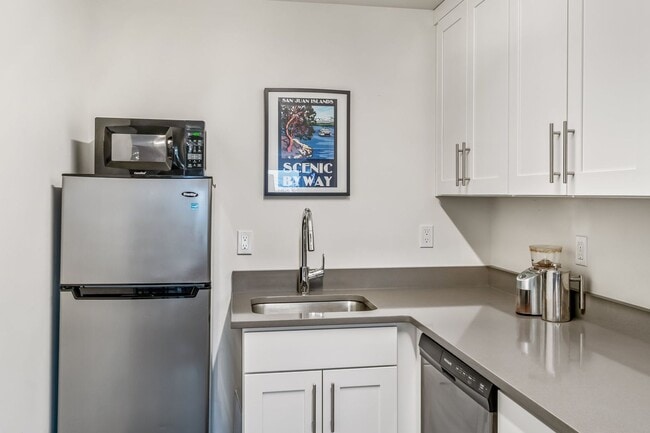 Building Photo - Fully Furnished, 2 Bedroom Rental - Great ...