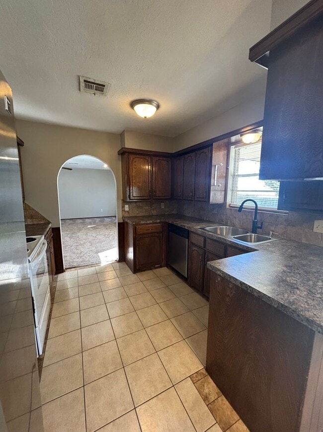 Building Photo - Spacious 3 bedroom, 2 bathroom home availa...