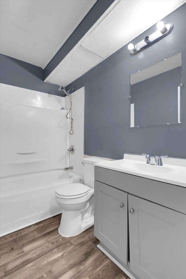 Building Photo - Spacious 1–3 Bedroom Apartments in South Louisville | Cedar Chase