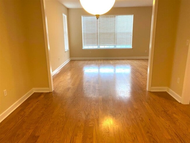 Building Photo - 2111 Fernleigh Dr