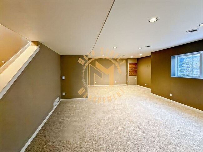 Building Photo - Executive Duplex: 3 Bed 3.5 Bath w/ 2 Stall Heated Garage