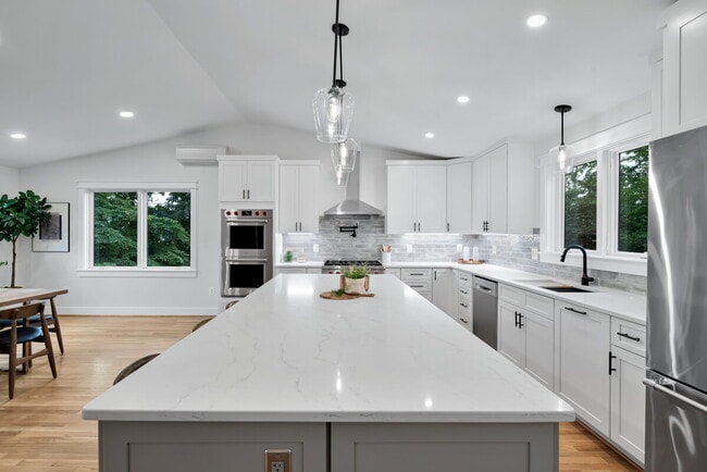 Building Photo - "Luxurious 6-Bed, 6-Bath Arlington Retreat...