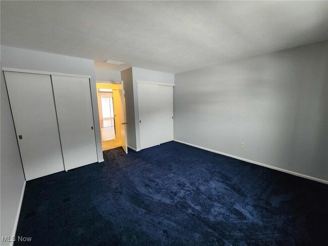 Building Photo - 6960 Carriage Hill Dr