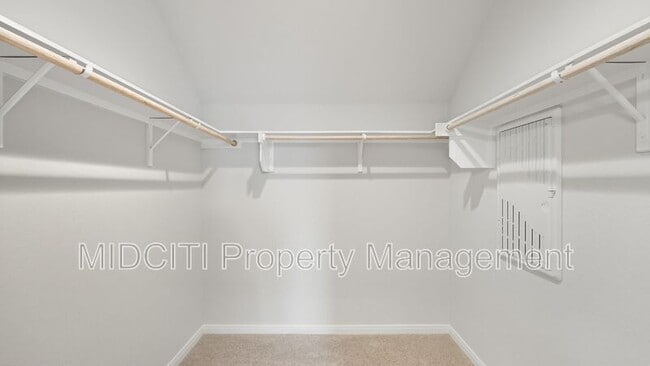 Building Photo - 2133 Hofstaat