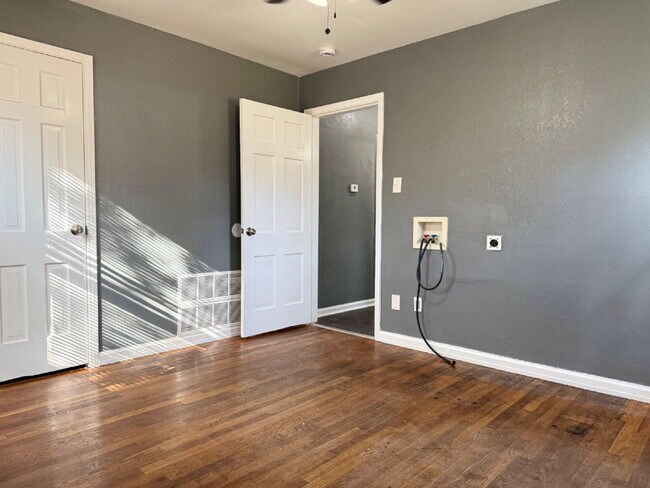 Building Photo - Steps from Beautiful  Park, Bonus Room & Central Lubbock Living!