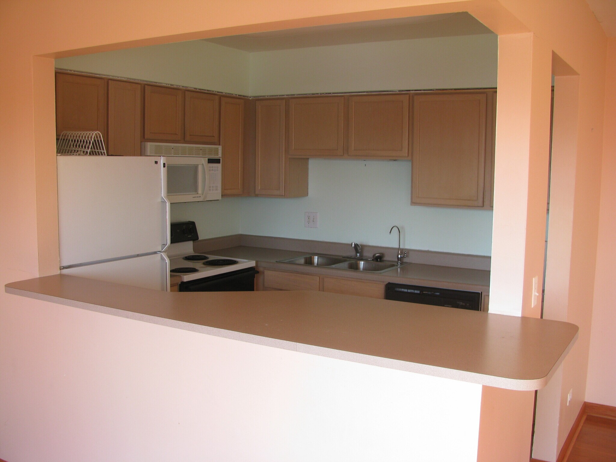Building Photo - 985 S Court of Shorewood