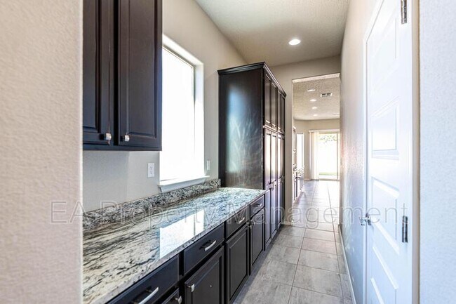 Building Photo - 827 Mesa Roja Trail NE