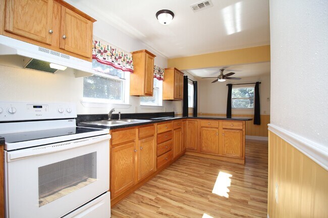 Building Photo - Northeast Pensacola 2BR/1BA Upstairs Unit ...