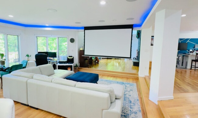 Building Photo - 96 Old Pascack Rd