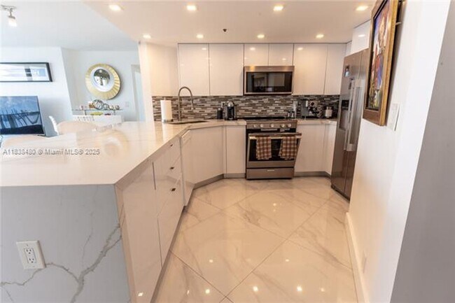 Building Photo - 7601 E Treasure Dr