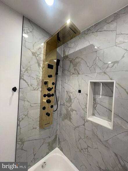 top floor bathroom shower - 2321 W Oxford St