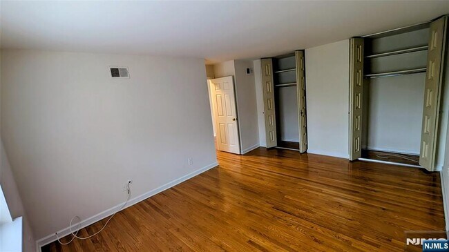 Building Photo - 522 N Maple Ave