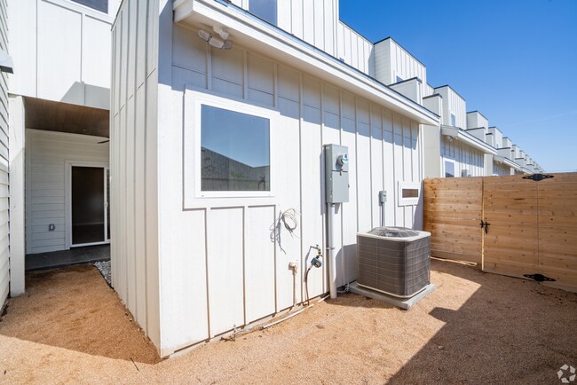 Building Photo - Beautiful 3 Bedroom Townhome in McAllen