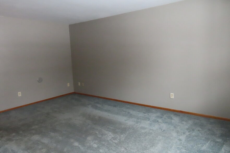 Living room 12 -17 ft - 2025 S Main St