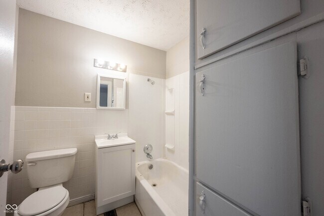 Building Photo - 4840 Leone Dr