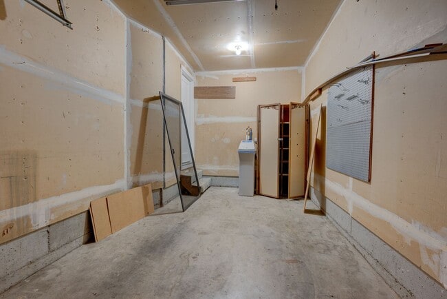Building Photo - 2 bedroom/1.5 bathroom townhouse