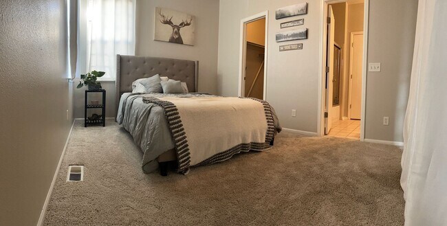 Building Photo - Fully Furnished 2 Bed | 2.5 Bath Home with Fireplace – Powers Corridor