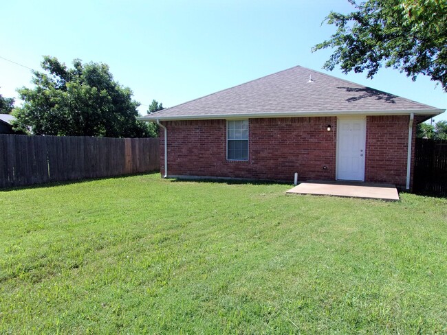 Building Photo - 3 BED 2 BATH 2 CAR GARAGE HOME- NW OKC