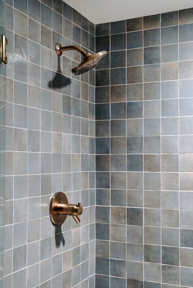 Building Photo - Custom Remodeled 4bd/4ba House in Greenwoo...