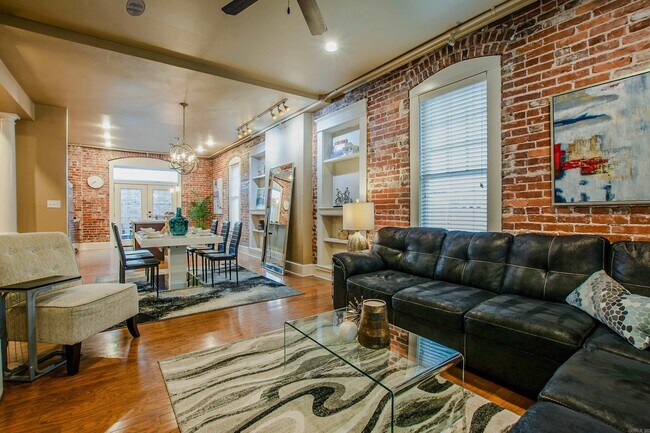 Building Photo - 612 Center St