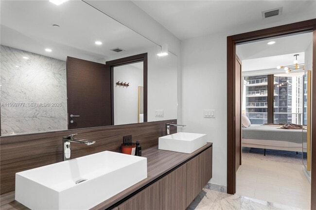 Building Photo - 1000 Brickell Plaza