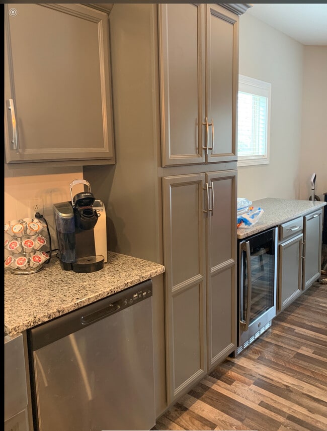 Kitchen with dry bar - 1086 Spicer Dr