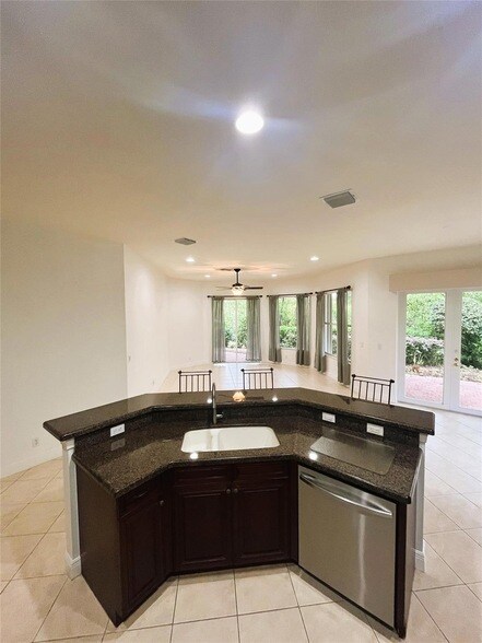 Building Photo - 879 SW Pebble Ln