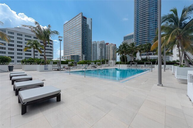 Building Photo - 950 Brickell Bay Dr