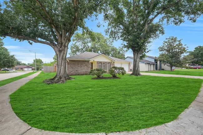 Building Photo - 13618 Piney Oaks Dr