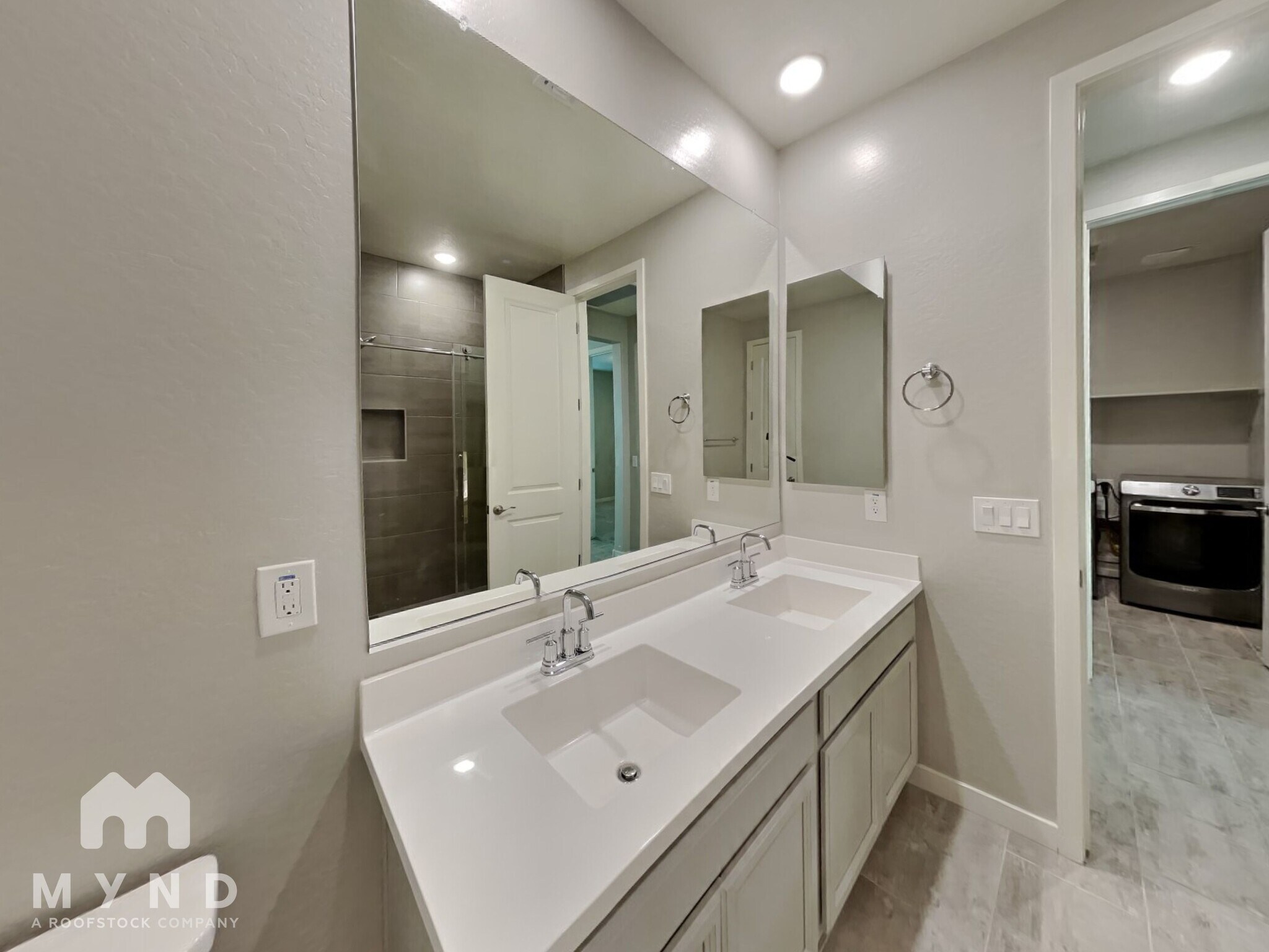 Building Photo - 9520 Thatcher Ave