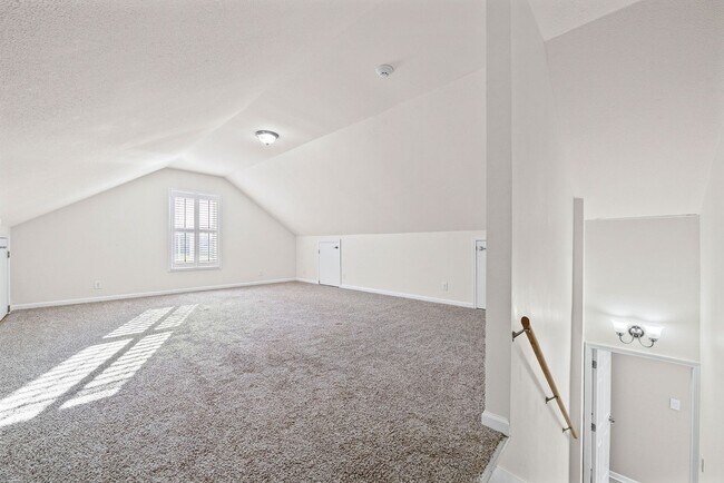 Building Photo - 3 Bedroom 2 Bath Pet Friendly Home For Rent with Community Pool Access!