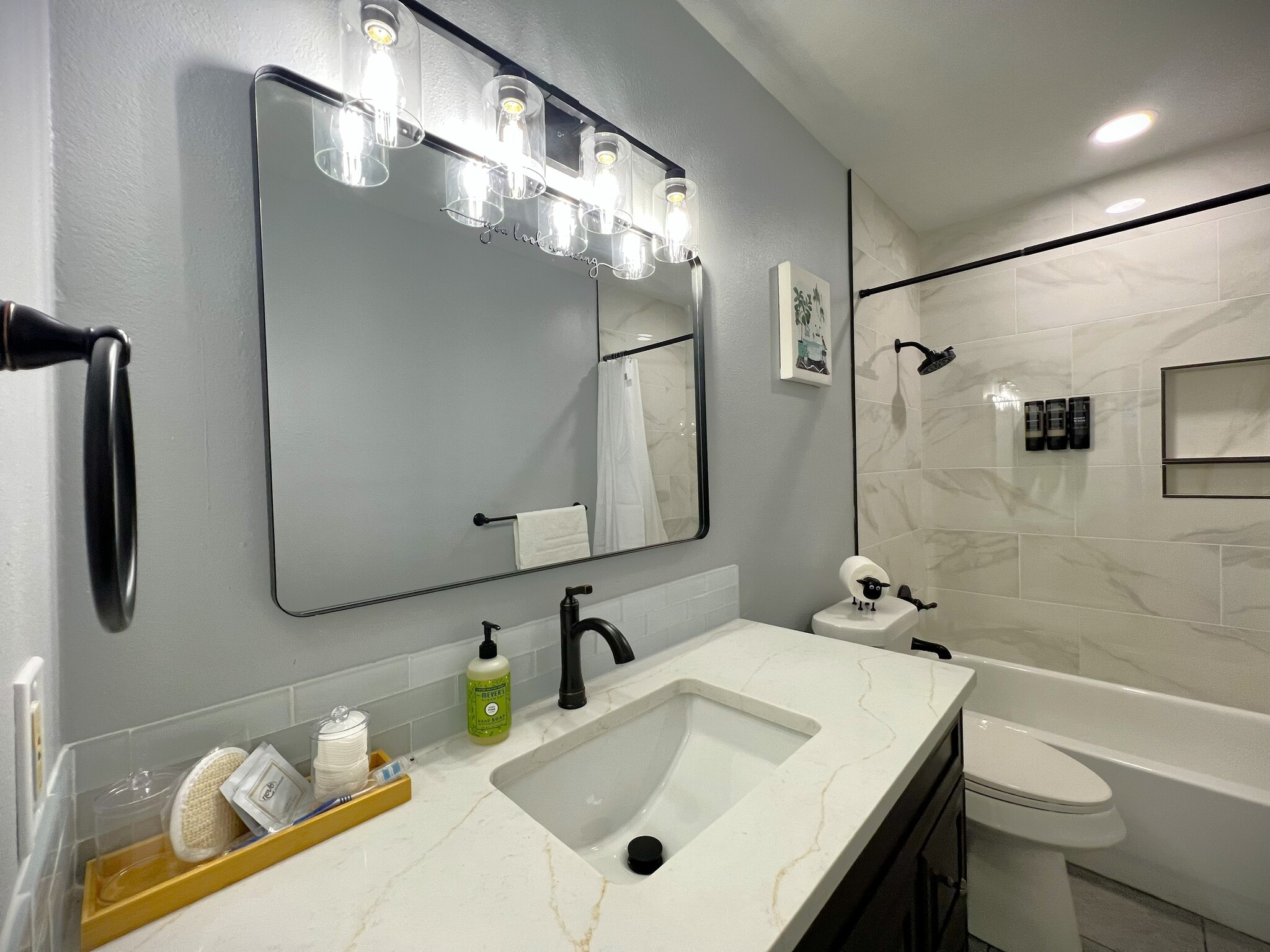 Shared Bathroom - 320 Applewood Ln