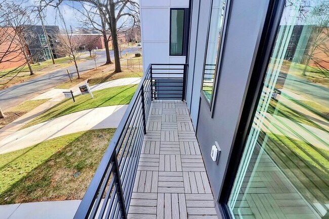 Building Photo - Stunning 3BD/3.5BA Townhome with PRIVATE POOL!