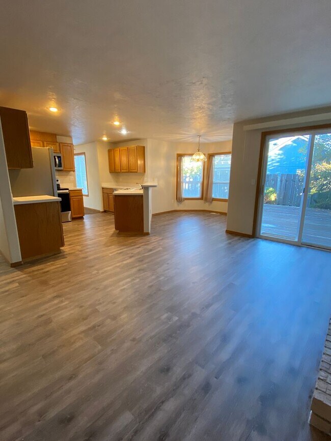 Building Photo - Spacious & Updated 4 Bedroom 2.5 Bath In H...