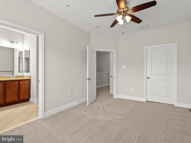 Building Photo - 5803 Lois Ln