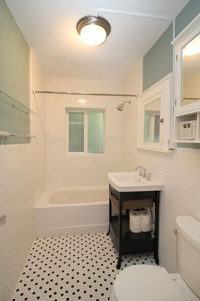 Building Photo - 507 NW 22nd Ave