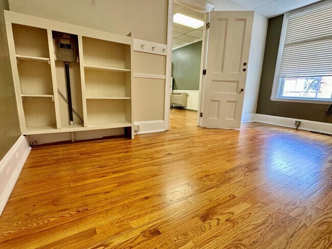 Building Photo - 11 Main St