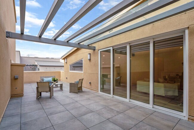 Building Photo - Gorgeous penthouse condo in East Industrial neighborhood – Fremont!