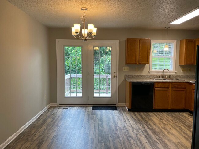 Building Photo - SW Updated Home - Wood Laminate Flooring, Front Porch & Deck!