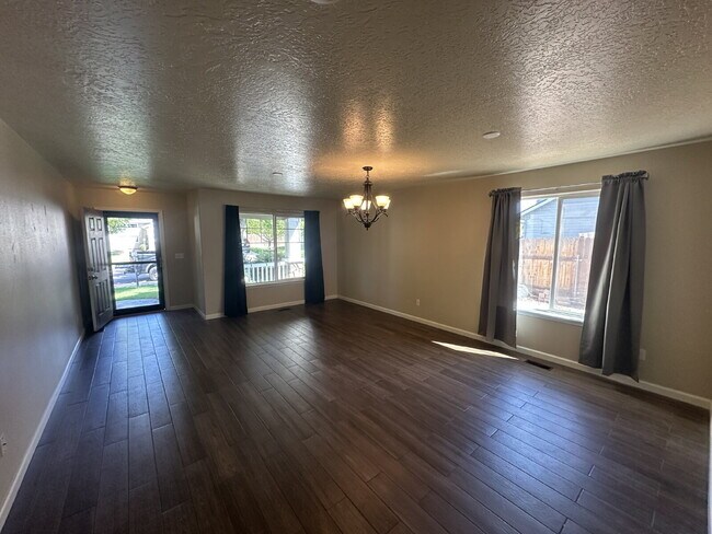 Building Photo - "Spacious 4-Bedroom Gem with 2.5 Bathrooms...