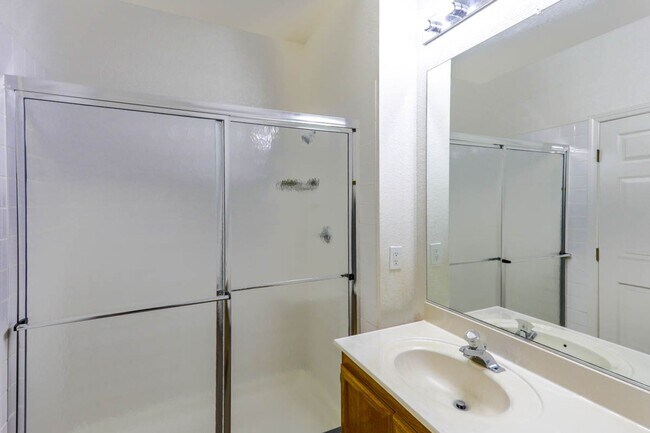 Building Photo - 2 Bedroom 2nd Floor West Vegas Condo