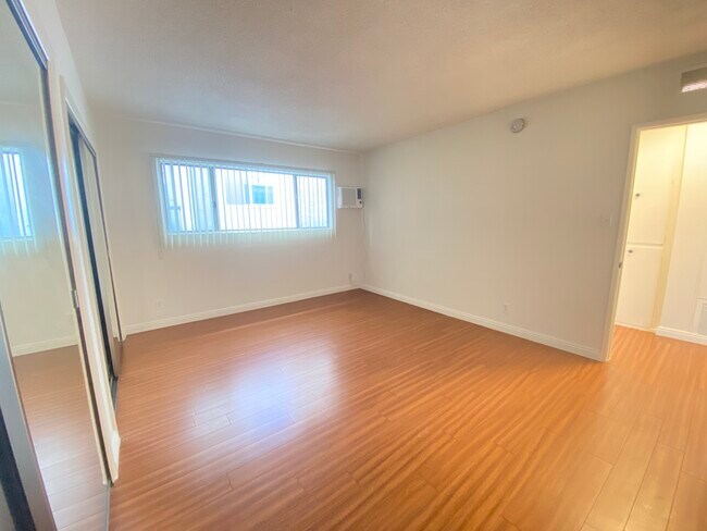 Building Photo - 3755 Mentone Ave