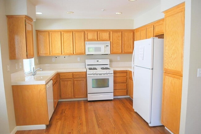 Building Photo - Sharp & Contemporary Townhouse in Beautiful Danville!