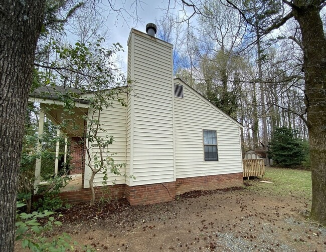 Building Photo - Great, 3-bed / 2 full bath location off th...
